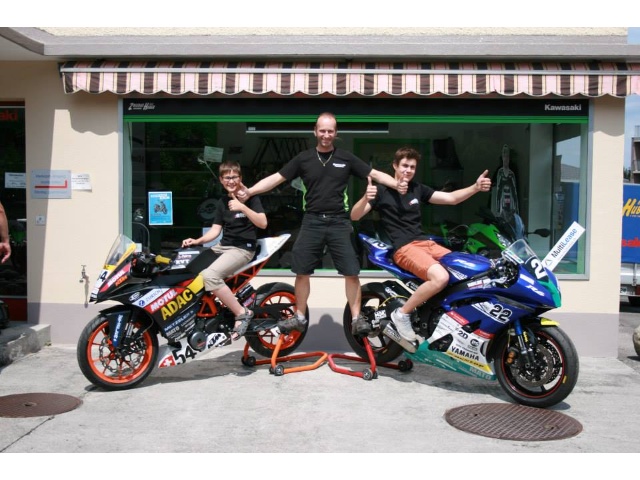 Vor dem Schaufenster